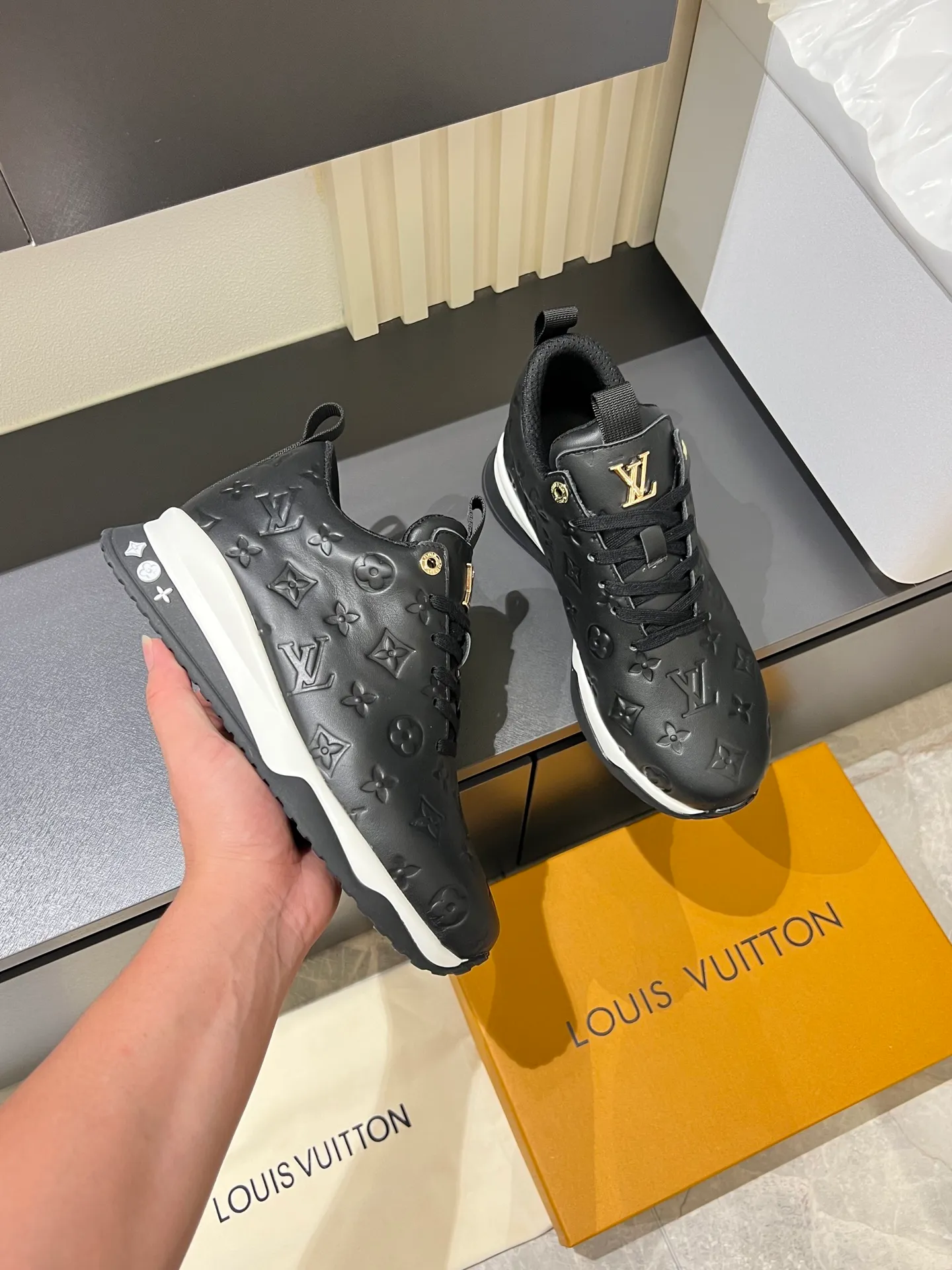 p520 "LOUI* VUITTO*" popular men's casual shoes, genuine development in Italy💯purchasing level quality✔️The upper is made of first-layer cowhide, comfortable and soft sheepskin feet⚡️Fashionable and versatile, the toe last shape is firm and full, and the soles are made from original LV molds and can be freely entered and exited the counter. Light and comfortable on the feet~Purely handmade, details determine quality! Size:39-44!